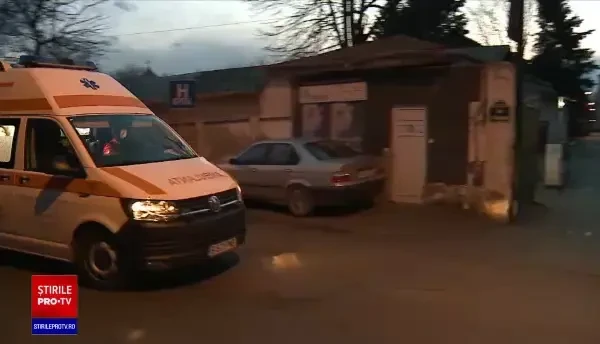 Adevărul despre situația spitalelor din România. Medic filmat cu picioarele protejate cu saci de gunoi