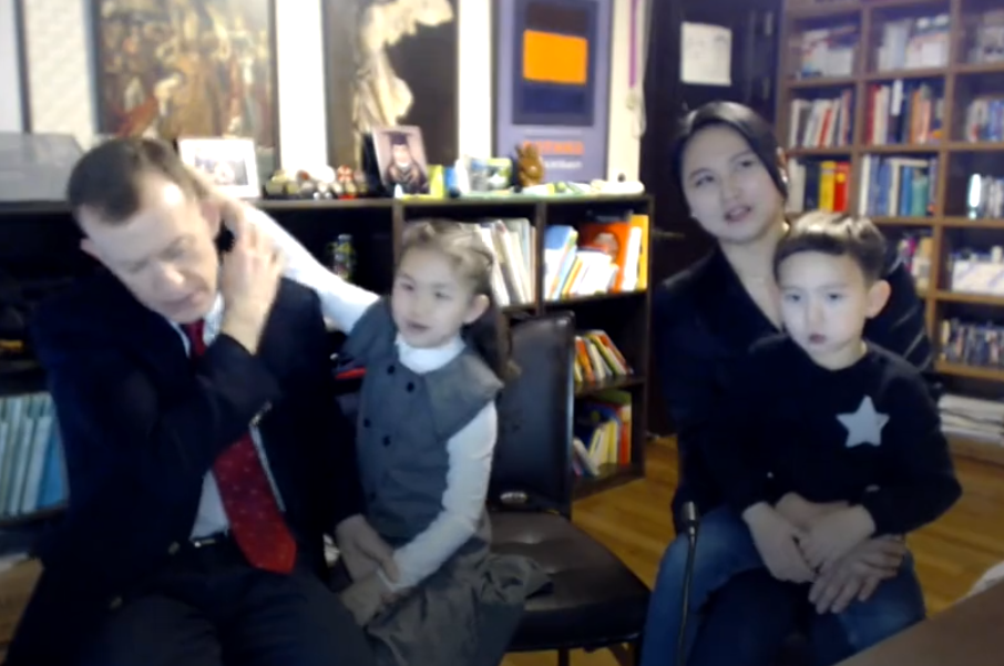 Profesorul devenit celebru după ce copiii i-au distrus interviul a revenit la BBC cu toată familia