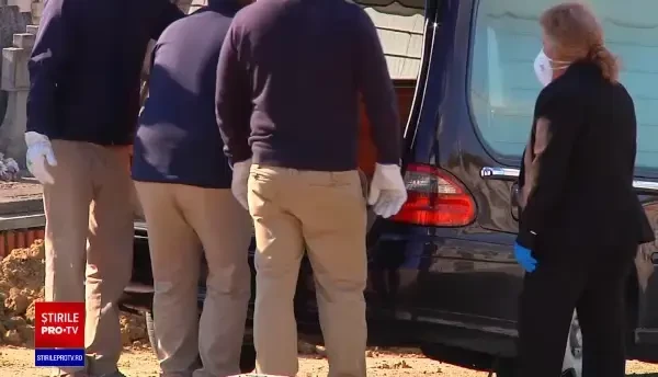 Două persoane participă la înmormântarea unei rude la Madrid