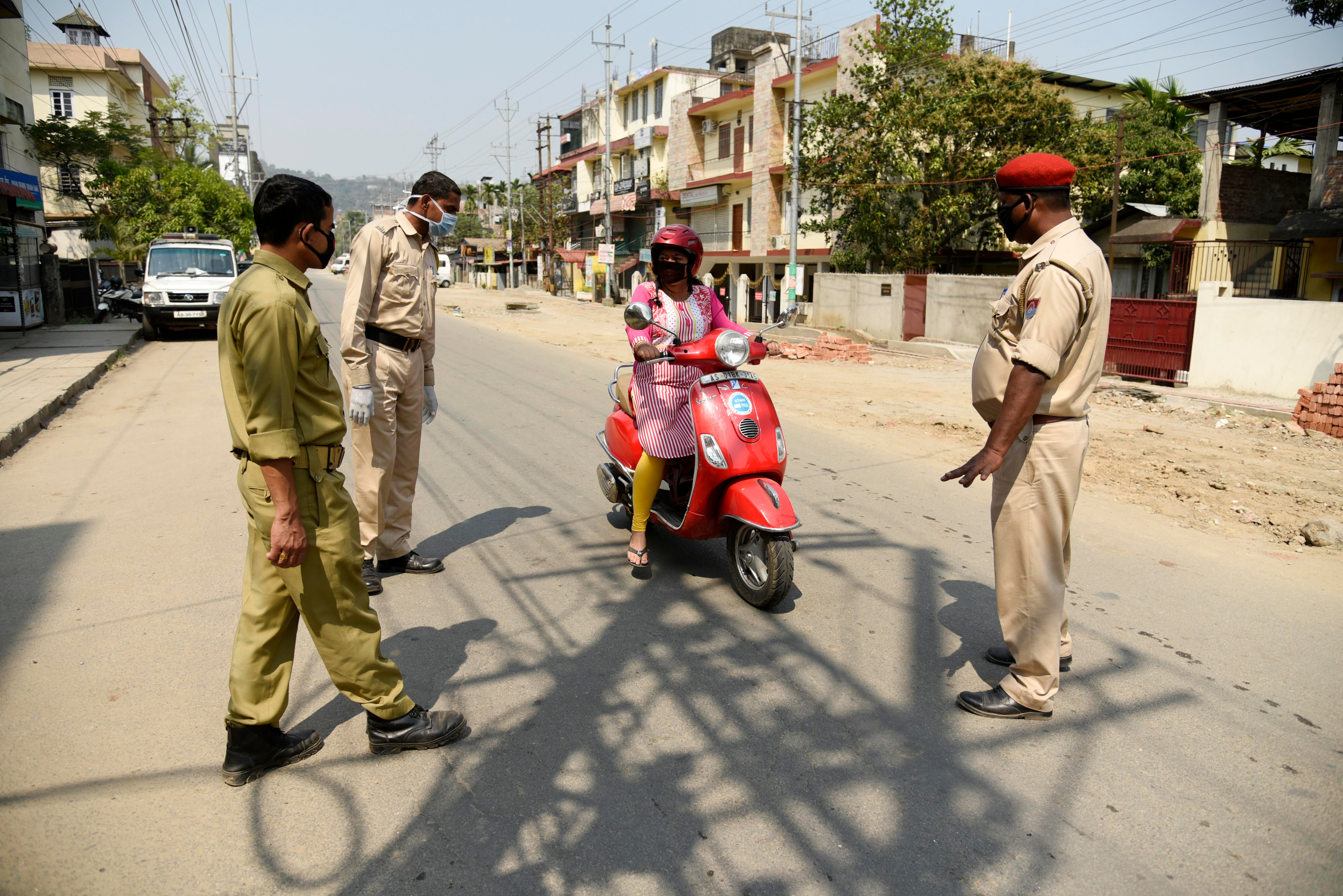 Gestul inedit făcut de un polițist pentru a-i face pe oameni să stea acasă. Ce purta pe stradă VIDEO