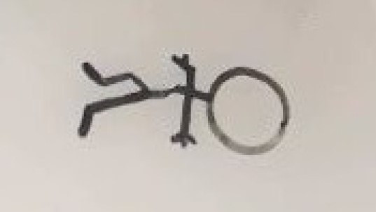 Cum şi-a făcut o femeie fiica să stea în casă, folosind apă, o farfurie și un marker