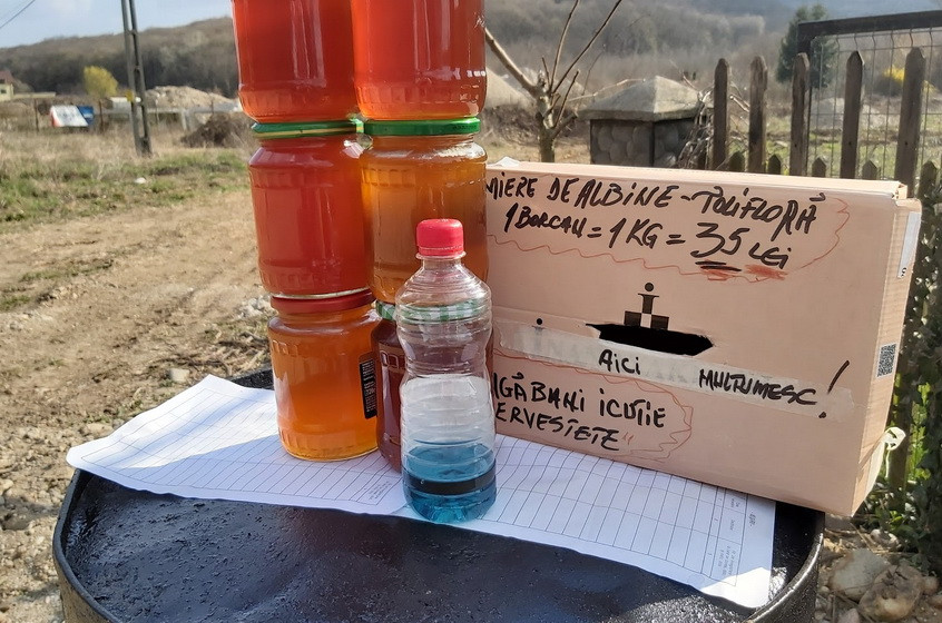 Cum se vinde mierea în vreme de pandemie: ”Bagă banii în cutie, serveşte-te!”