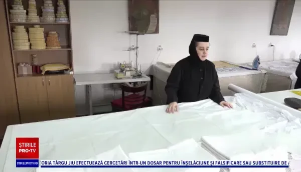 Călugărițele dau o mână de ajutor în plină pandemie. Confecționează măști și lenjerii pentru spitale