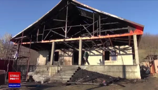 Incendiu în județul Bacău. Casa unei familii cu trei copii a fost mistuită de flăcări