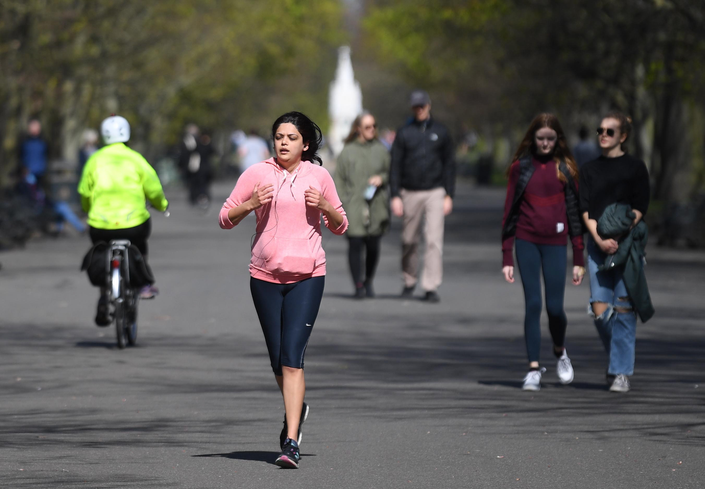 Marea Britanie ia în calcul interzicerea exercițiilor fizice în afara locuinței