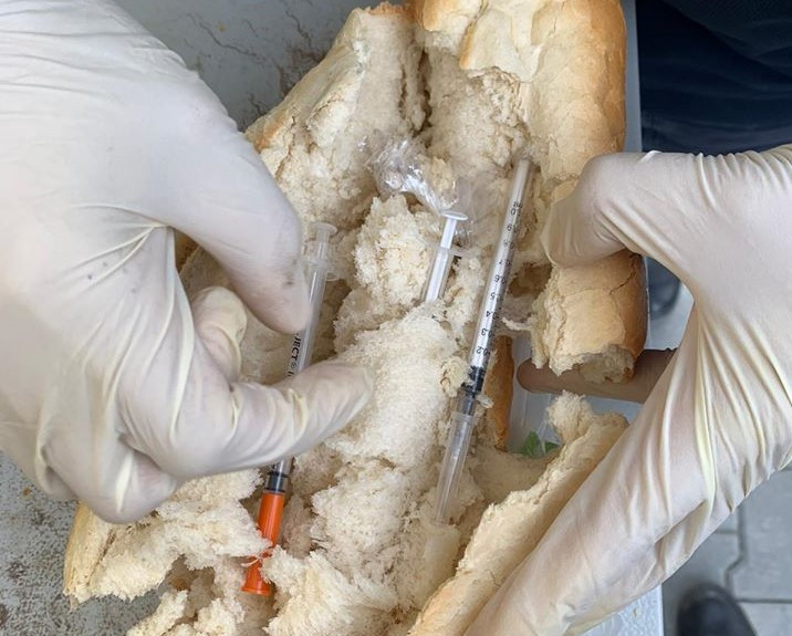 Un bărbat a vrut să introducă droguri ascunse în pâine la un centru de izolare din Ilfov