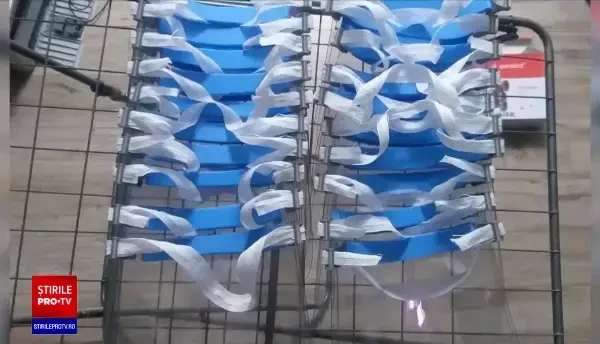 Mai mulți elevi din Târgoviște și Moreni fac viziere pentru medici. Au nevoie de ajutor pentru materiale