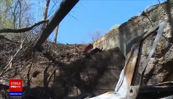 Un bărbat a scăpat cu viață după ce mașina sa a lovit 2 copaci, a căzut în râpă și a luat foc