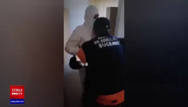 Imagini revoltătoare. Un ambulanțier din Suceava are costum de protecție lipit cu bandă adezivă