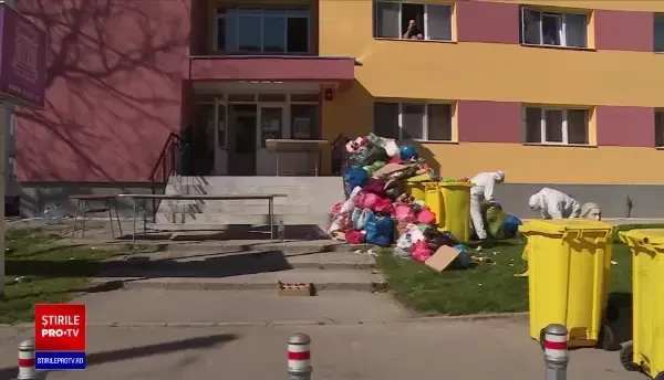 Munți de gunoaie în fața unui centru de carantină din Galați. Deșeurile ar putea fi contaminate