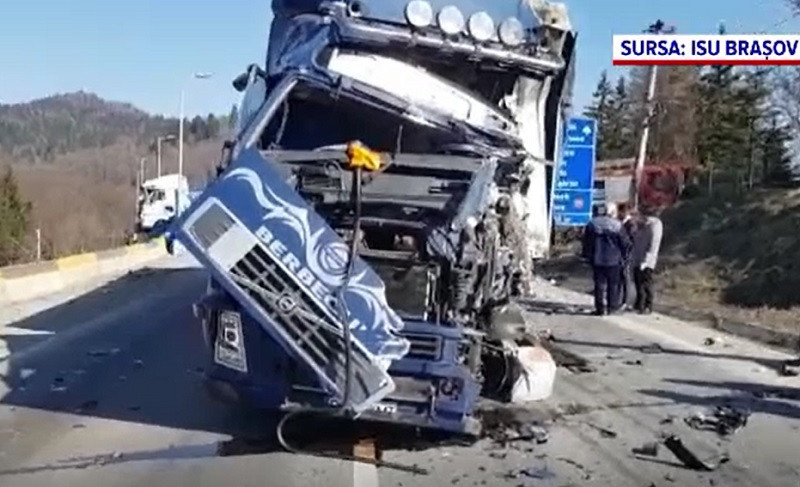 Impact devastator între două TIR-uri, în Predeal. DN1, complet blocat