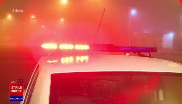 Un polițist, filmat în timp ce lovea violent un bărbat, în Capitală