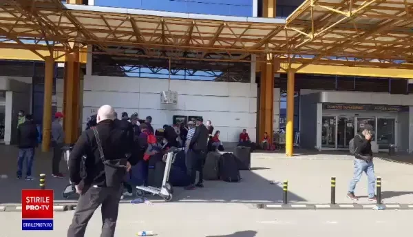 Sute de români se înghesuie pe aeroportul din Cluj ca să plece în Germania, fără distanțare