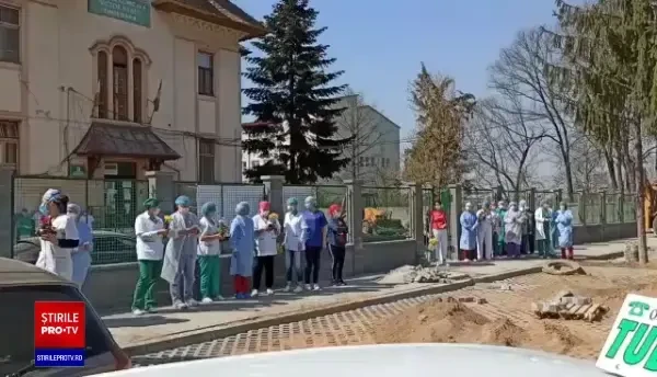 Cadrele medicale de la Spitalul Victor Babeș din Craiova au încins o horă în curte