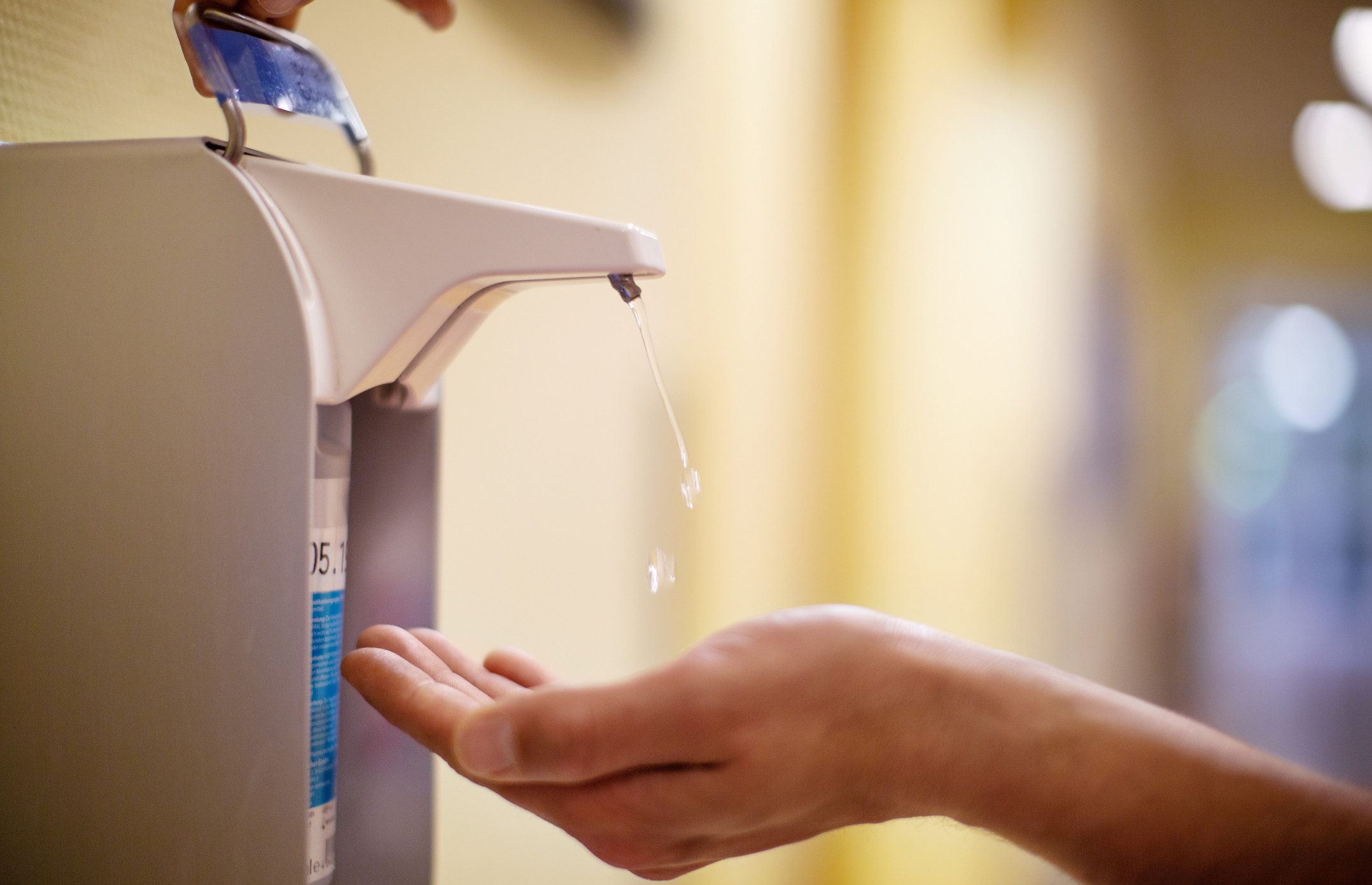 Dezinfectanții pe bază de alcool ar putea fi interziși de Comisia Europeană. Ar crește riscul de cancer