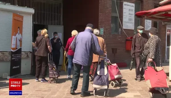 Românii combat pandemia înghesuindu-se la cumpărături. Piaţa Obor, păzită de jandarmi