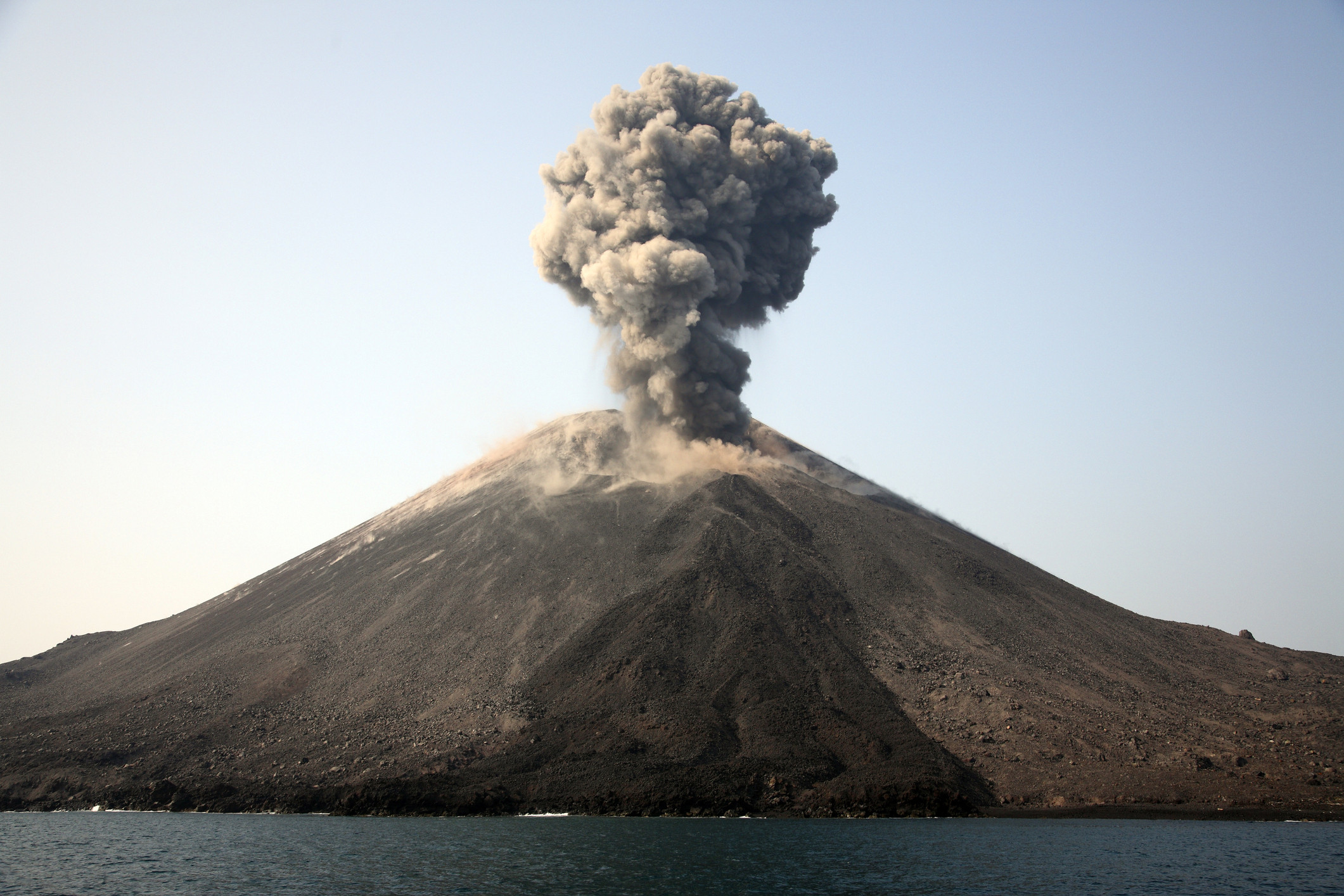 Vulcanul Anak Krakatau din Indonezia a erupt. Lava a fost aruncată la 500 de metri în aer