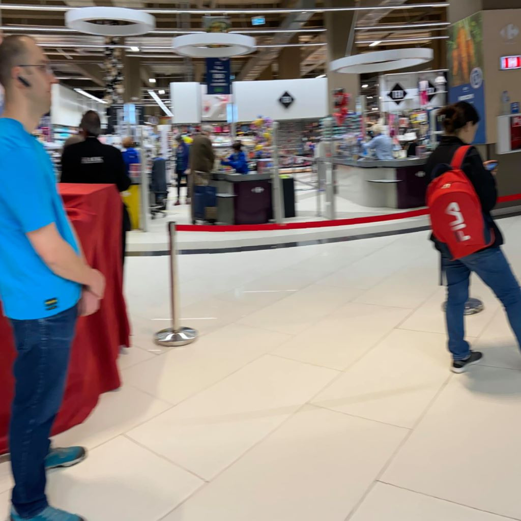 Cum arată o zi de cumpărături în plină pandemie. Cozi uriașe în supermarketuri și piețe