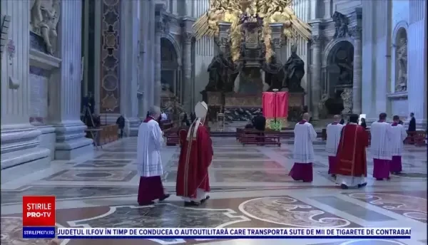 Papa a oficiat slujba din Vinerea Mare în absența credincioșilor. Mesajul inedit transmis într-o emisiune tv