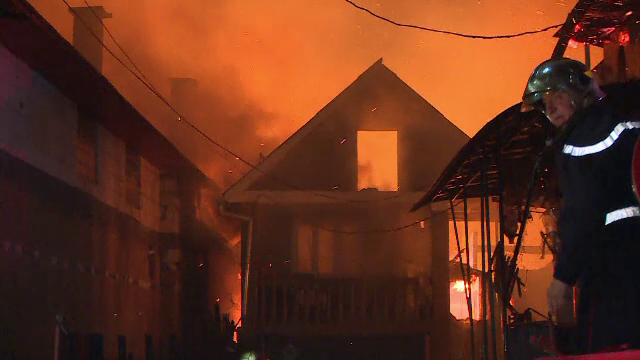 Noapte de foc în Bistrița-Năsăud. Patru familii au rămas fără case înainte de Paște