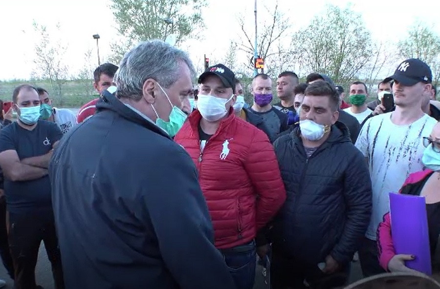 Marcel Vela, luat la întrebări de românii blocați în vama Nădlac. Ce le-a promis ministrul