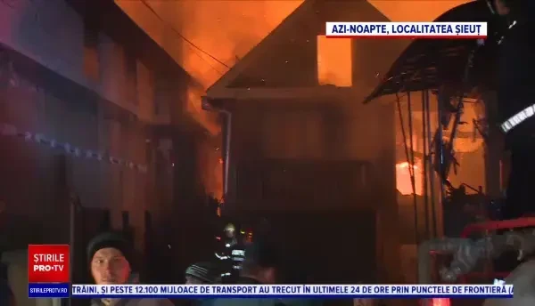 Noapte de foc în Bistrița-Năsăud. Patru familii au rămas fără case înainte de Paște