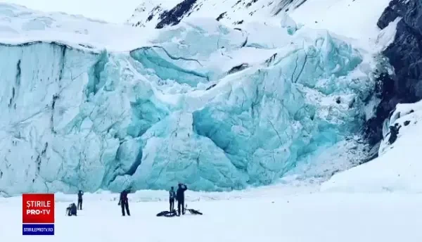 Momentul în care peretele unui ghețar din Alaska s-a prăbușit