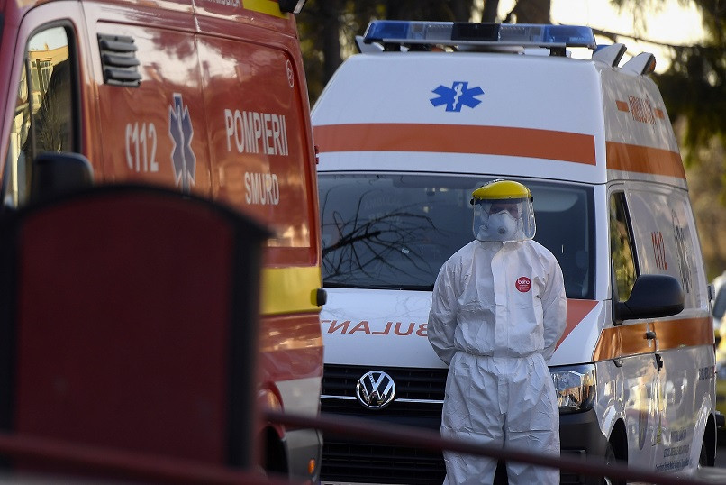 Cadre medicale asteapta in fata Spitalului Clinic de Boli Infectioase Brasov. In perioada starii de urgenta Spitalul trateaza doar pacienti infectati cu virusul Covid-19