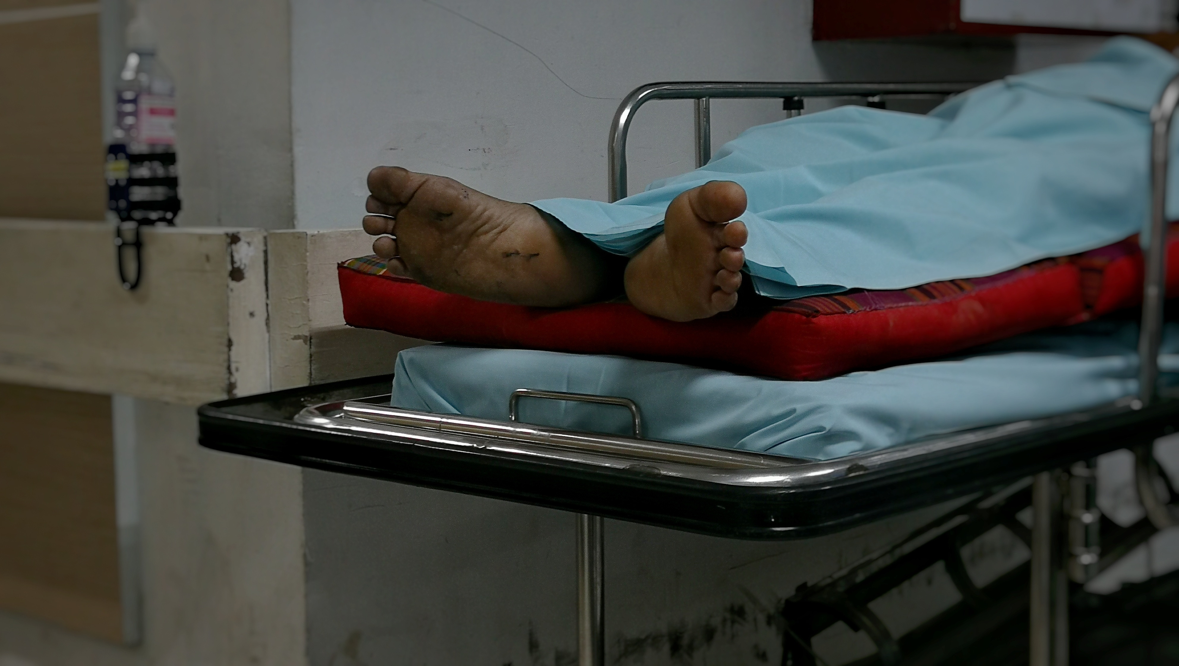 O pacientă din Arad a reclamat că a fost ţinută timp de 6 ore cu o femeie moartă în salon