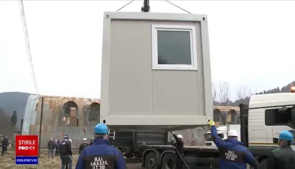 Ce se întâmplă cu oamenii rămași pe drumuri în Azuga. Soluția oferită de autorități