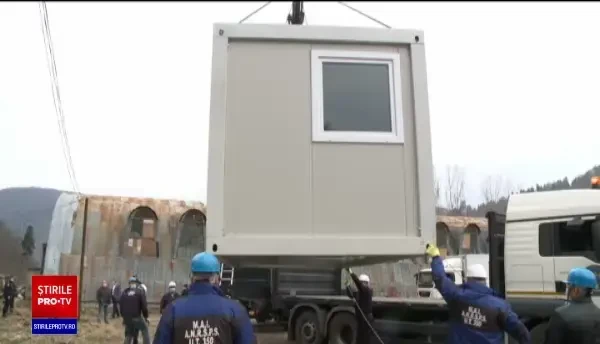 Ce se întâmplă cu oamenii rămași pe drumuri în Azuga. Soluția oferită de autorități