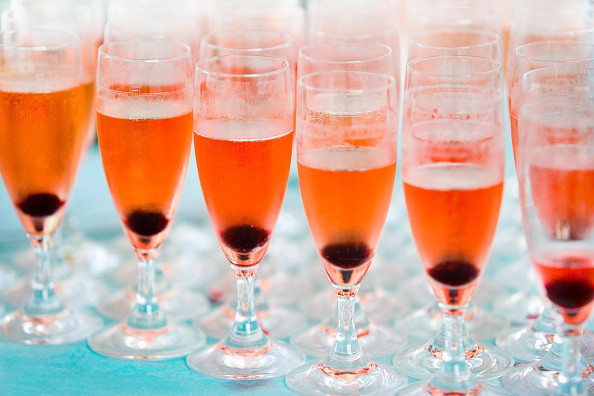 VIDEO Metoda inventată de mai mulți vecini din Napoli. Cum au ciocnit pahare de șampanie de la balcon