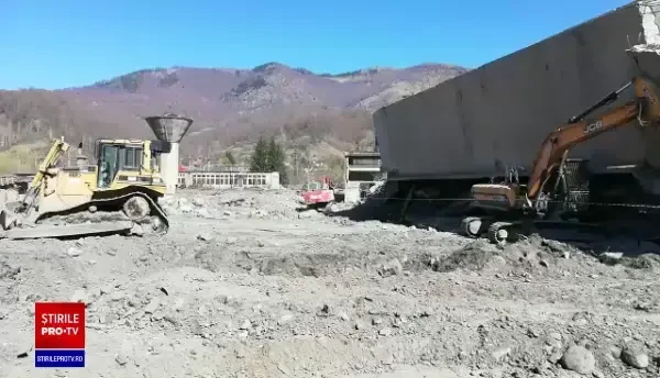 Doi mineri, prinși în subteran după prăbușirea unui turn de extracție la mina Uricani