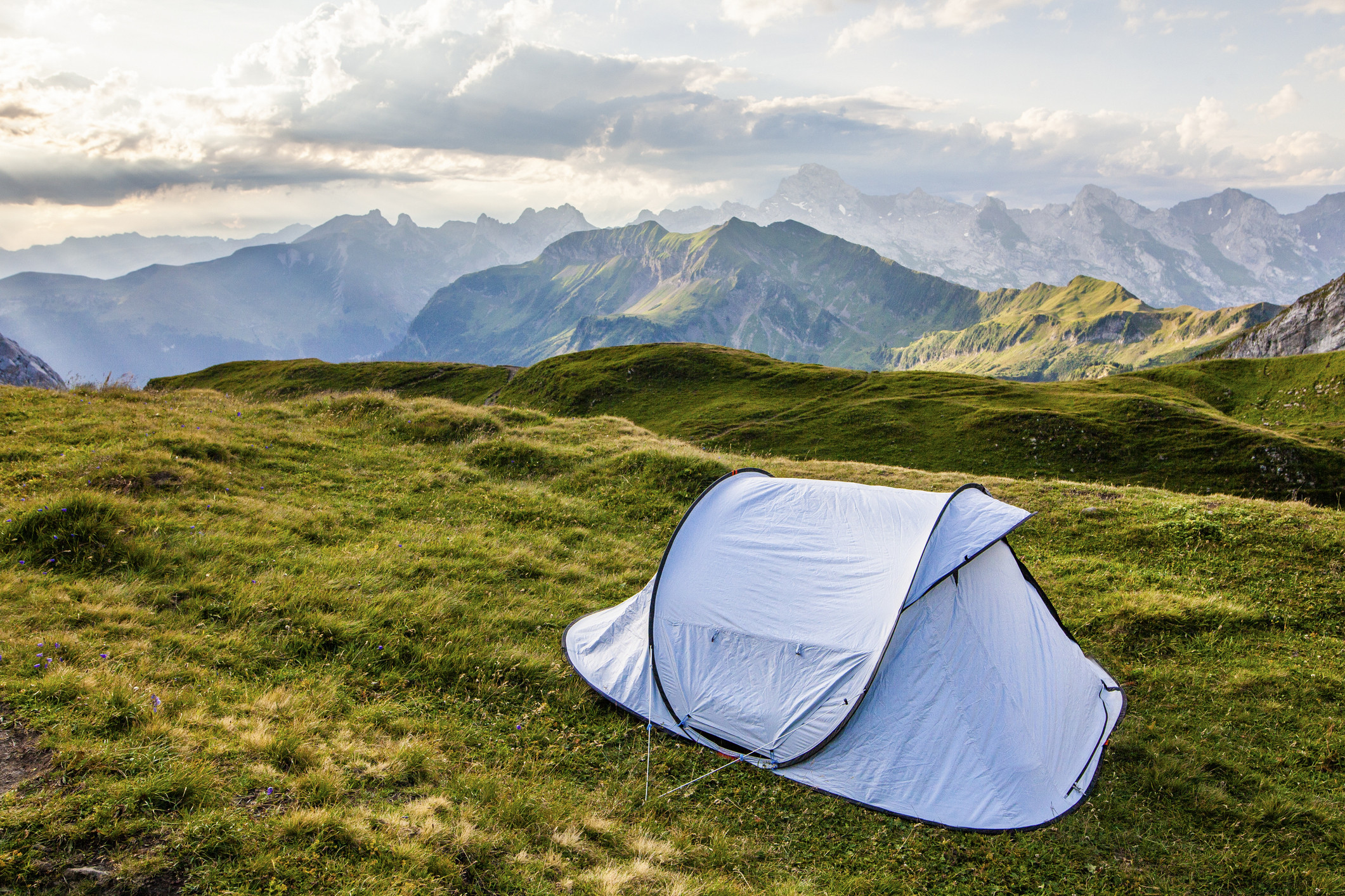 Au fost nevoiți să se mute în corturi, în munți, după ce și-au pierdut locurile de muncă: „Este oribil”