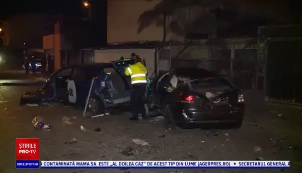 Impact devastator în București. O mașină a fost proiectată într-un stâlp, 5 oameni au ajuns la spital