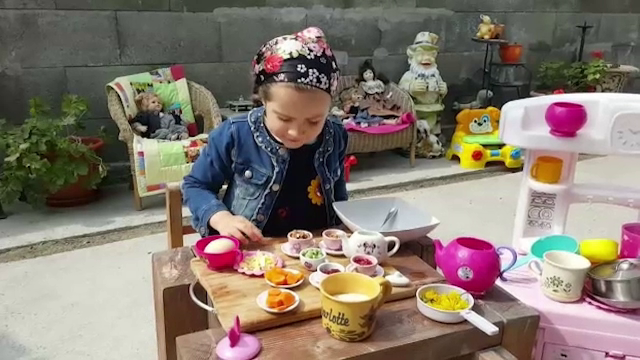 Pregătirile pentru Paște, mai ușoare cu copiii alături: „O ajut pe mami la treburi”