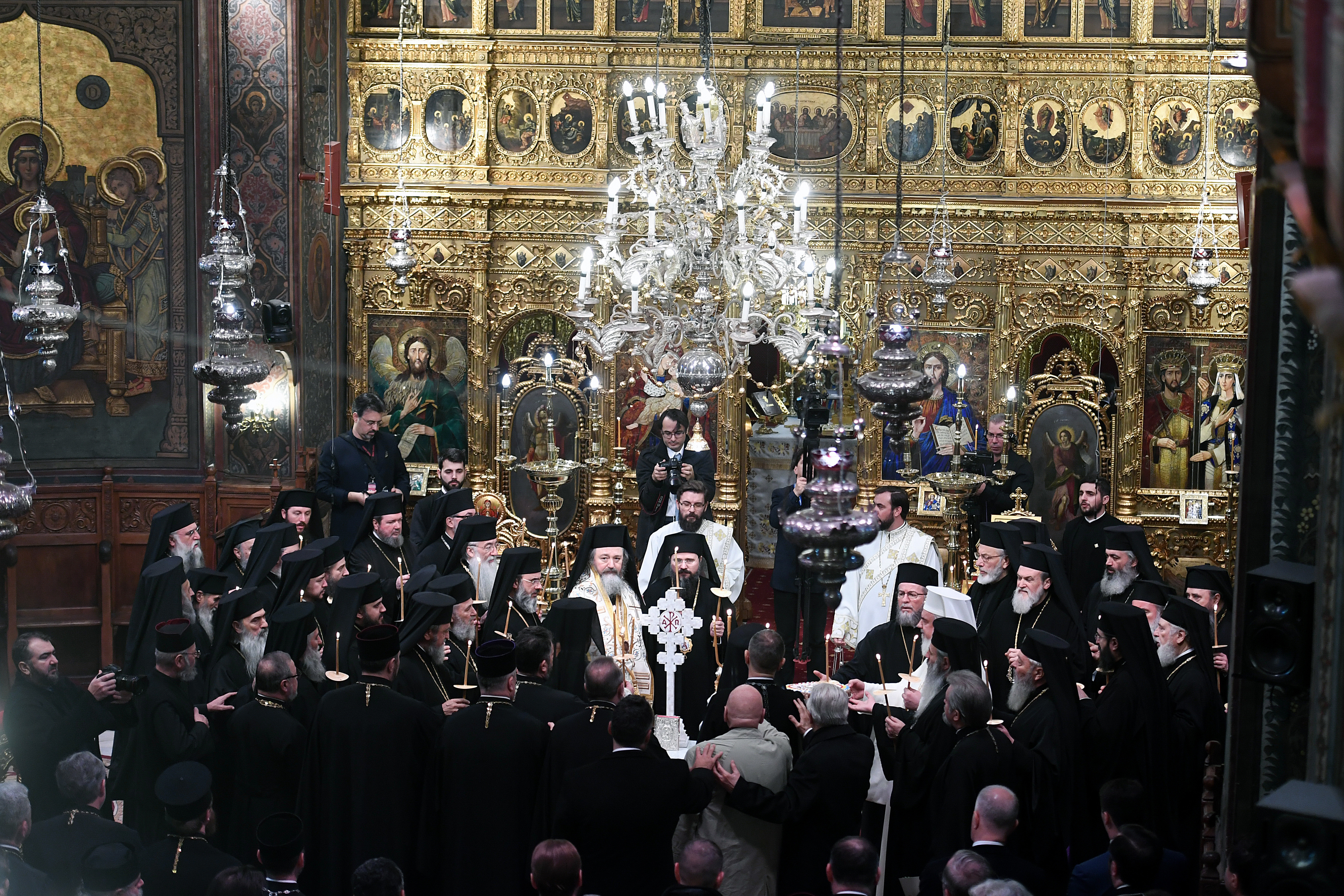 Cum vor preoții din România să alunge pandemia de Covid-19. Rugăciune specială în noaptea de Înviere