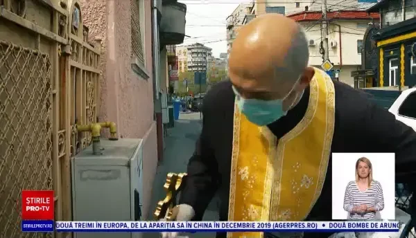 Vinerea Patimilor. Cu ochii în lacrimi și mâinile întinse, românii au primit pâinea sfințită