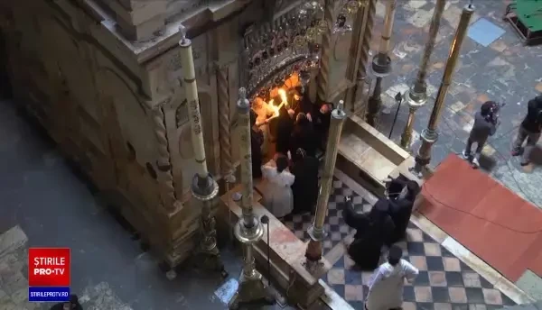 Lumina Sfântă de la Ierusalim a ajuns în țară. Cum se vor desfășura slujbele de Înviere
