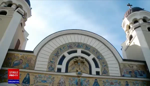 Preoţii şi voluntarii au distribuit pâinea sfințită în Sâmbăta Paștelui