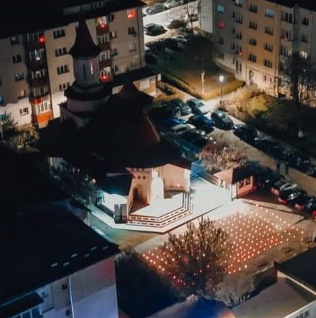 Imagini emoționante de Înviere la o biserică din Suceava: în loc de credincioși, a avut curtea plină de candele aprinse