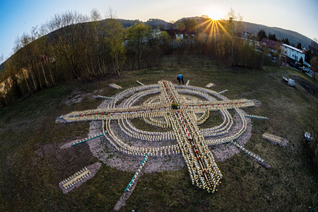 A făcut o cruce uriașă din candele, în curtea sa, în memoria victimelor răpuse de Covid-19. GALERIE FOTO