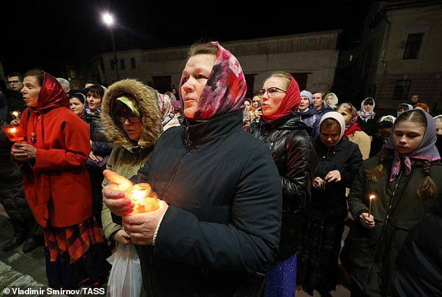 Credincioșii din Rusia au ignorat izolarea. Cum au fost surprinși la slujba de Înviere