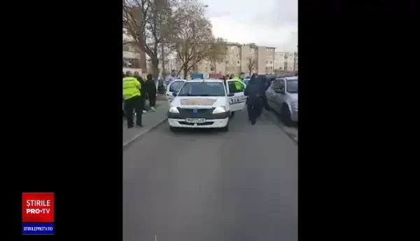 VIDEO Polițiști agresați într-un cartier din Hunedoara. Mai multe persoane, duse la audieri