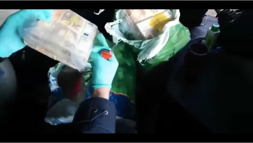 Sumă uriașă descoperită de vameșii moldoveni într-un TIR care venea din România. Vezi VIDEO cu sacii de bani