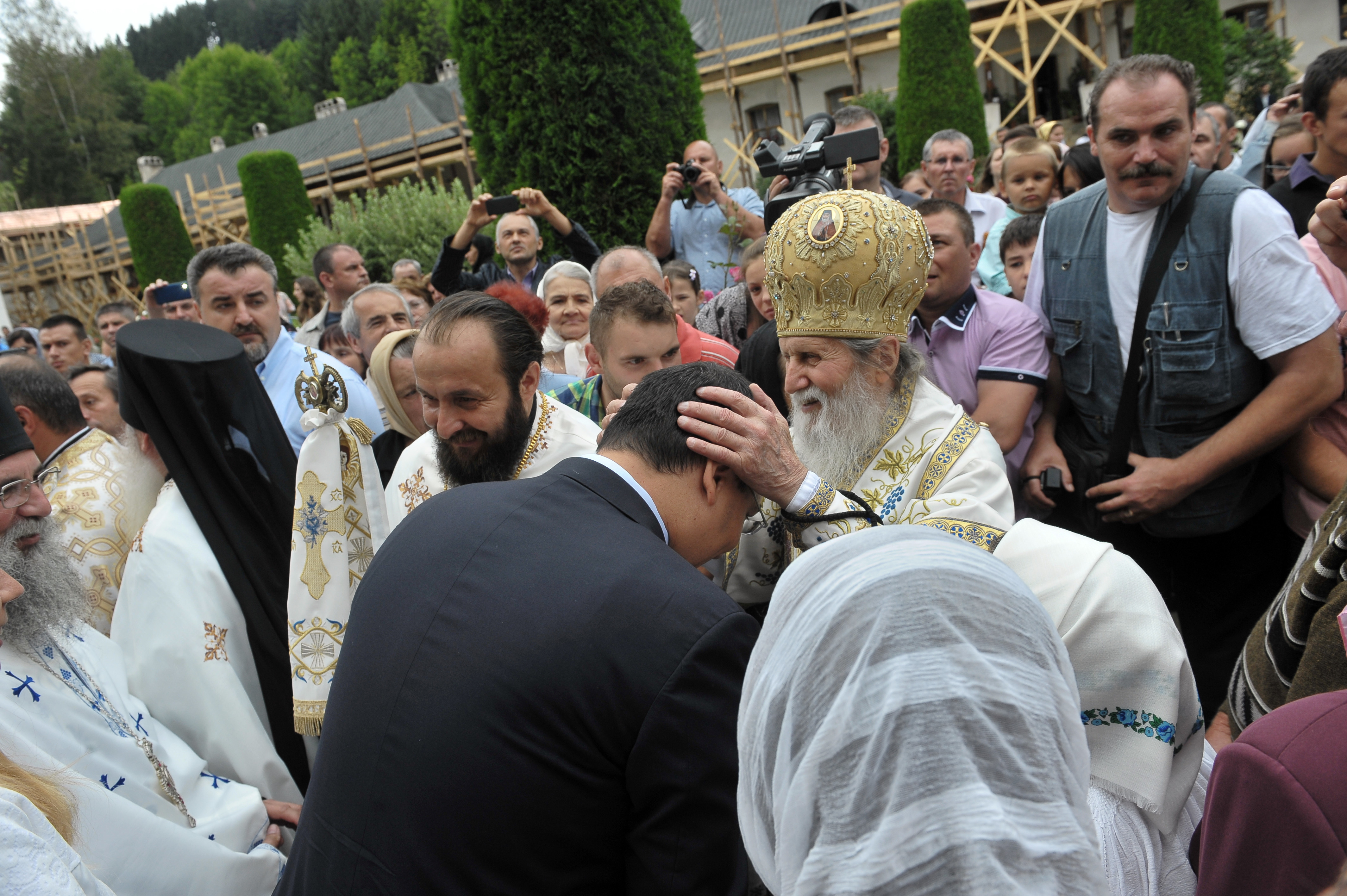 Arhiepiscopul Sucevei şi Rădăuţilor, infectat cu COVID-19, a fost transferat cu elicopterul la ”Matei Balș”