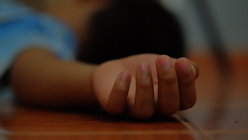 O mamă și-ar fi ucis propriul fiu, apoi a încercat să se sinucidă, la Arad