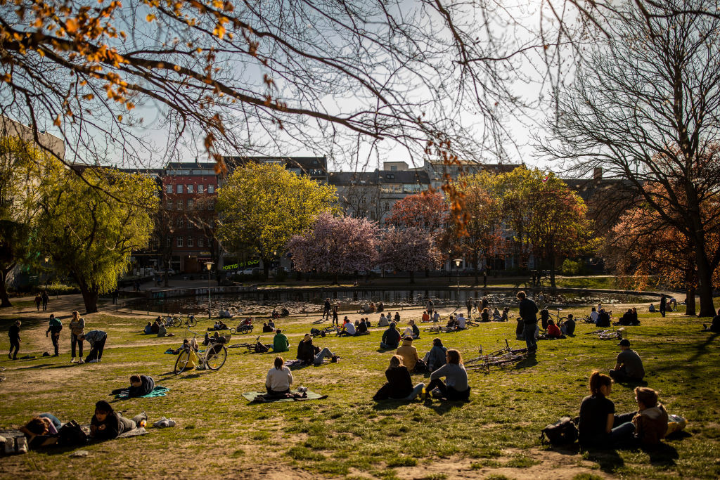 Europa se pregătește de repornirea economiilor. Se redeschid restaurantele și se creează ”coridoare turistice”