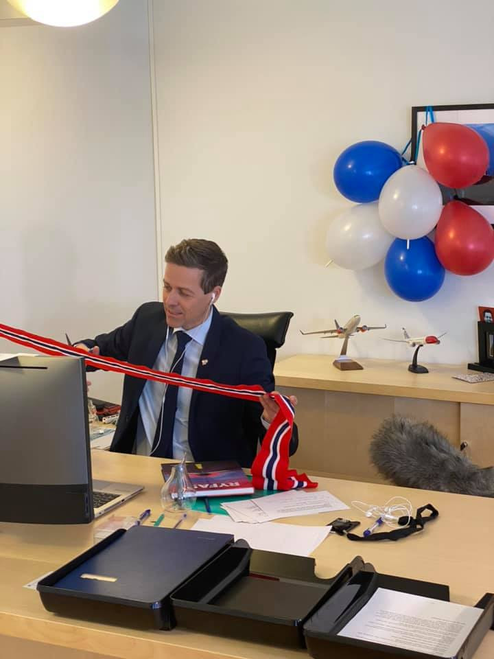 Un ministru a inaugurat un proiect de infrastructură tăind panglica singur, din biroul său