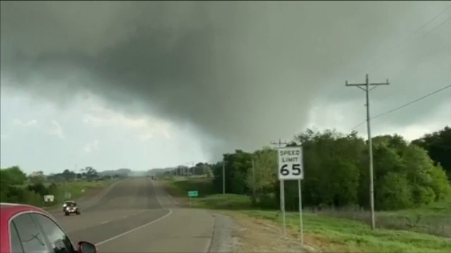 Tornade devastatoare în SUA. Cel puţin şapte oameni au murit